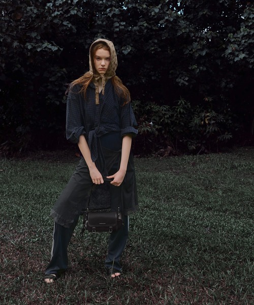 CHARLES & KEITH(チャールズ & キース)の「Levy レヴィー ナイロン バックル クロスボディバッグ(ボディバッグ/ウエストポーチ・レディース・スミクロ/オートミール・S)」の19枚目の写真