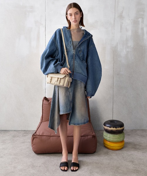 CHARLES & KEITH(チャールズ & キース)の「Levy レヴィー ナイロン バックル クロスボディバッグ(ボディバッグ/ウエストポーチ・レディース・スミクロ/オートミール・S)」の10枚目の写真