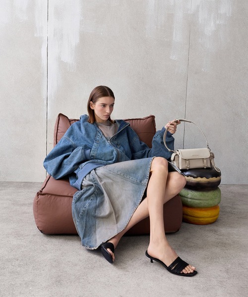 CHARLES & KEITH(チャールズ & キース)の「Levy レヴィー ナイロン バックル クロスボディバッグ(ボディバッグ/ウエストポーチ・レディース・スミクロ/オートミール・S)」の9枚目の写真