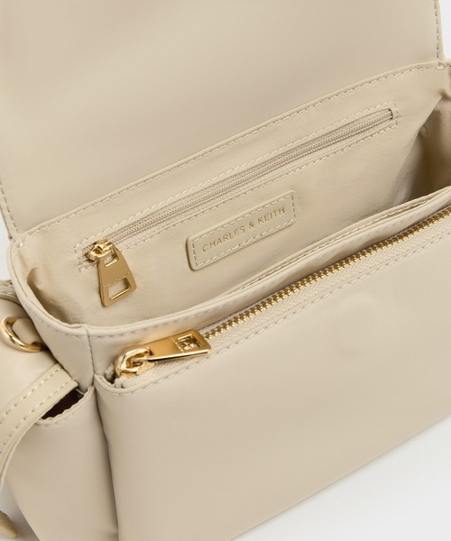 CHARLES & KEITH(チャールズ & キース)の「Levy レヴィー ナイロン バックル クロスボディバッグ(ボディバッグ/ウエストポーチ・レディース・スミクロ/オートミール・S)」の4枚目の写真