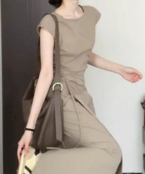 AMAJI(アマジ)の「ノースリーブ トップス + スカート セットアップ(セットアップ・レディース・カーキ・SMALL/MEDIUM/LARGE/X-LARGE)」の2枚目の写真