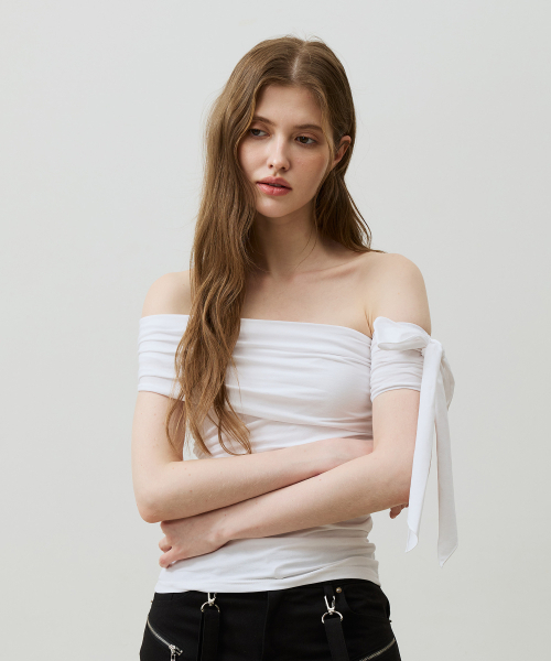 ARI（アリ）の「RIA ONE-SHOULDER SHIRRING TOP / WHITE（Tシャツ/カットソー・レディース・ホワイト・FREE）」の2枚目の写真