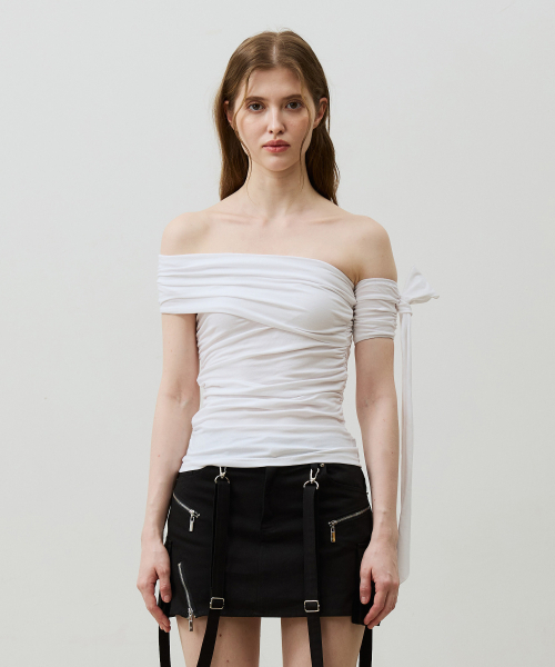 ARI（アリ）の「RIA ONE-SHOULDER SHIRRING TOP / WHITE（Tシャツ/カットソー・レディース・ホワイト・FREE）」の3枚目の写真