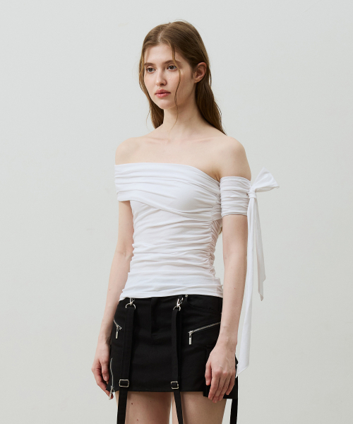 ARI（アリ）の「RIA ONE-SHOULDER SHIRRING TOP / WHITE（Tシャツ/カットソー・レディース・ホワイト・FREE）」の4枚目の写真