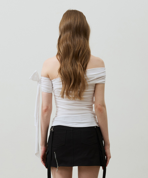 ARI（アリ）の「RIA ONE-SHOULDER SHIRRING TOP / WHITE（Tシャツ/カットソー・レディース・ホワイト・FREE）」の5枚目の写真