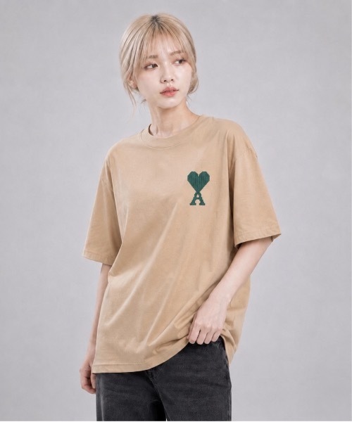 AMI Alexandre Mattiussi(アミアレクサンドルマテュッシ)の「【AMI PARIS】アミ パリス ヘビーコットンジャージー Ami De Coeur Tシャツ(Tシャツ/カットソー・メンズ・クリーム/キャメル・X-LARGE/SMALL/MEDIUM/LARGE)」の7枚目の写真
