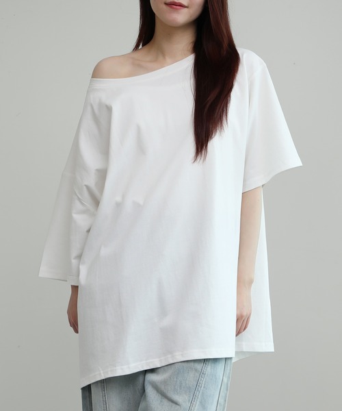 aimoha(アイモハ)の「ワンショルダー風ビッグTシャツ(Tシャツ/カットソー・レディース・ダークグレー/ホワイト・FREE)」の2枚目の写真