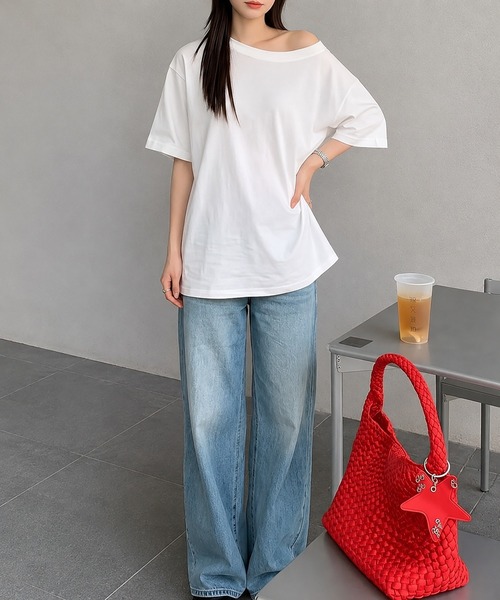 aimoha(アイモハ)の「ワンショルダー風ビッグTシャツ(Tシャツ/カットソー・レディース・ダークグレー/ホワイト・FREE)」の9枚目の写真