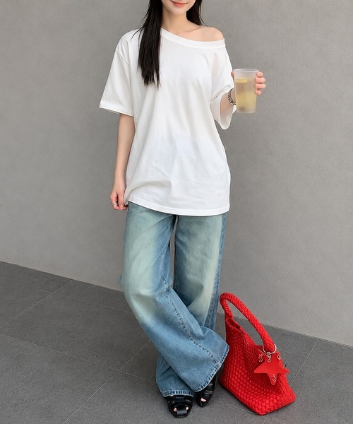 aimoha(アイモハ)の「ワンショルダー風ビッグTシャツ(Tシャツ/カットソー・レディース・ダークグレー/ホワイト・FREE)」の8枚目の写真