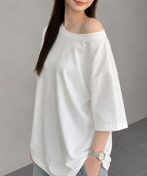 aimoha(アイモハ)の「ワンショルダー風ビッグTシャツ(Tシャツ/カットソー・レディース・ダークグレー/ホワイト・FREE)」の3枚目の写真