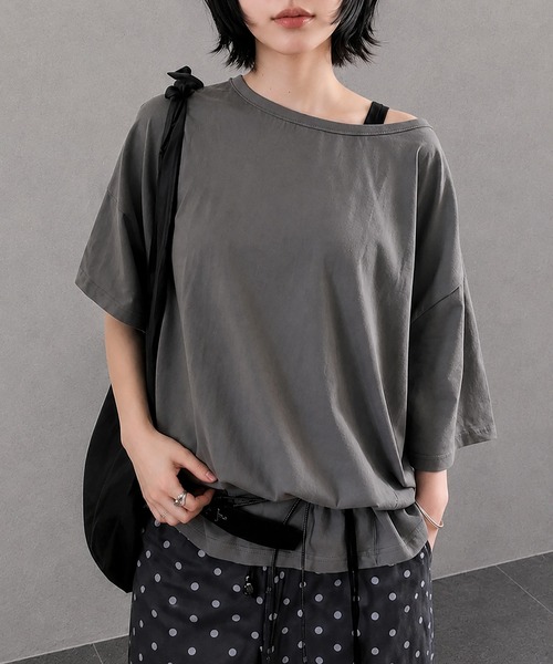 aimoha(アイモハ)の「ワンショルダー風ビッグTシャツ(Tシャツ/カットソー・レディース・ダークグレー/ホワイト・FREE)」の10枚目の写真