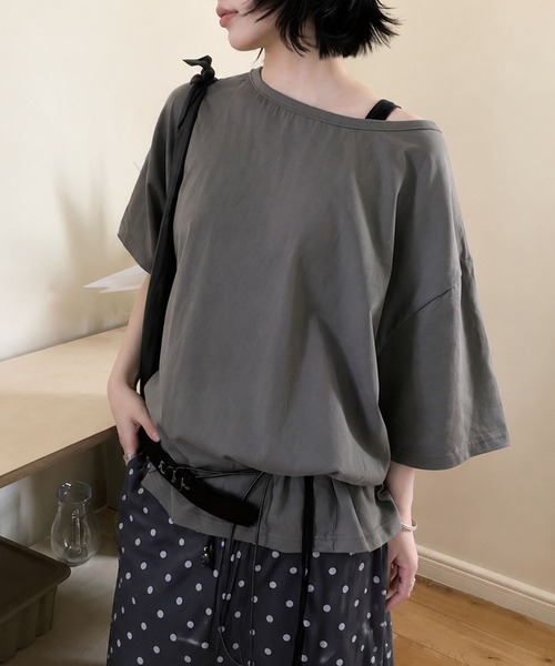 aimoha(アイモハ)の「ワンショルダー風ビッグTシャツ(Tシャツ/カットソー・レディース・ダークグレー/ホワイト・FREE)」の12枚目の写真