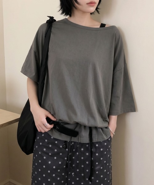 aimoha(アイモハ)の「ワンショルダー風ビッグTシャツ(Tシャツ/カットソー・レディース・ダークグレー/ホワイト・FREE)」の13枚目の写真