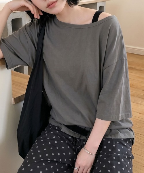 aimoha(アイモハ)の「ワンショルダー風ビッグTシャツ(Tシャツ/カットソー・レディース・ダークグレー/ホワイト・FREE)」の14枚目の写真
