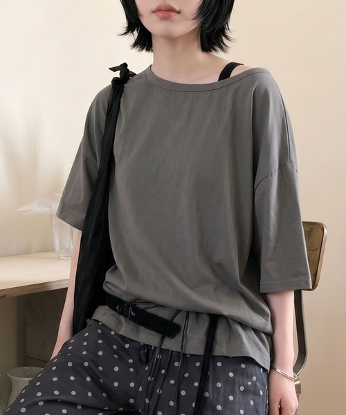 aimoha(アイモハ)の「ワンショルダー風ビッグTシャツ(Tシャツ/カットソー・レディース・ダークグレー/ホワイト・FREE)」の16枚目の写真