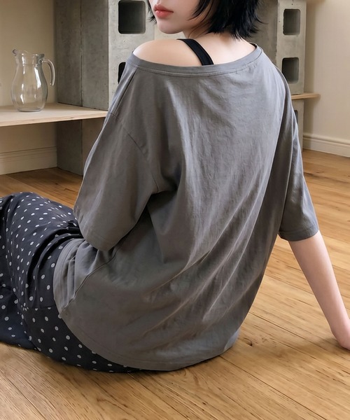 aimoha(アイモハ)の「ワンショルダー風ビッグTシャツ(Tシャツ/カットソー・レディース・ダークグレー/ホワイト・FREE)」の17枚目の写真