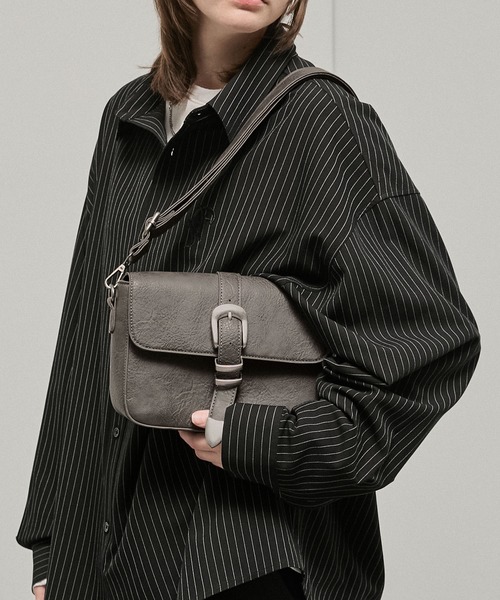 Alfred Alex(アルフレッドアレックス)の「【Alfred Alex】Metal Buckle Belted Mini Shoulder Bag / メタルバックル ミニショルダーバッグ(ショルダーバッグ・メンズ・チャコールグレー/ブラック・FREE)」の2枚目の写真