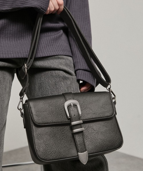 Alfred Alex(アルフレッドアレックス)の「【Alfred Alex】Metal Buckle Belted Mini Shoulder Bag / メタルバックル ミニショルダーバッグ(ショルダーバッグ・メンズ・チャコールグレー/ブラック・FREE)」の1枚目の写真