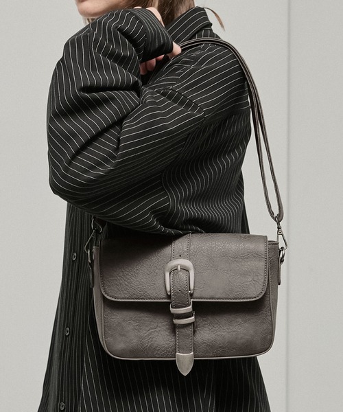 Alfred Alex(アルフレッドアレックス)の「【Alfred Alex】Metal Buckle Belted Mini Shoulder Bag / メタルバックル ミニショルダーバッグ(ショルダーバッグ・メンズ・チャコールグレー/ブラック・FREE)」の15枚目の写真