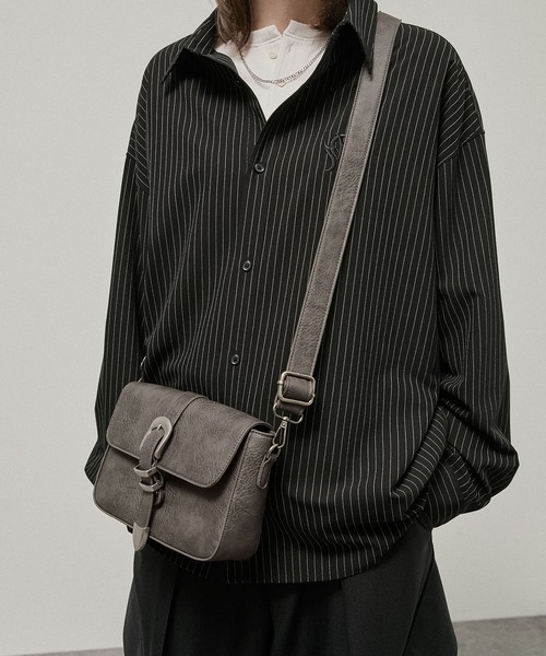 Alfred Alex(アルフレッドアレックス)の「【Alfred Alex】Metal Buckle Belted Mini Shoulder Bag / メタルバックル ミニショルダーバッグ(ショルダーバッグ・メンズ・チャコールグレー/ブラック・FREE)」の16枚目の写真