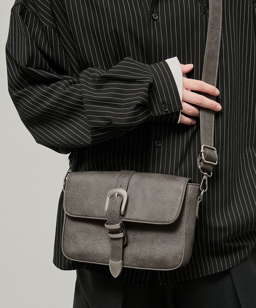 Alfred Alex(アルフレッドアレックス)の「【Alfred Alex】Metal Buckle Belted Mini Shoulder Bag / メタルバックル ミニショルダーバッグ(ショルダーバッグ・メンズ・チャコールグレー/ブラック・FREE)」の17枚目の写真