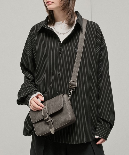 Alfred Alex(アルフレッドアレックス)の「【Alfred Alex】Metal Buckle Belted Mini Shoulder Bag / メタルバックル ミニショルダーバッグ(ショルダーバッグ・メンズ・チャコールグレー/ブラック・FREE)」の18枚目の写真