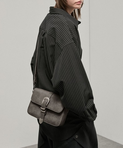Alfred Alex(アルフレッドアレックス)の「【Alfred Alex】Metal Buckle Belted Mini Shoulder Bag / メタルバックル ミニショルダーバッグ(ショルダーバッグ・メンズ・チャコールグレー/ブラック・FREE)」の19枚目の写真