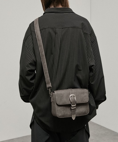 Alfred Alex(アルフレッドアレックス)の「【Alfred Alex】Metal Buckle Belted Mini Shoulder Bag / メタルバックル ミニショルダーバッグ(ショルダーバッグ・メンズ・チャコールグレー/ブラック・FREE)」の20枚目の写真