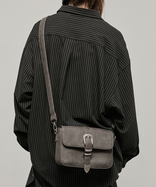 Alfred Alex(アルフレッドアレックス)の「【Alfred Alex】Metal Buckle Belted Mini Shoulder Bag / メタルバックル ミニショルダーバッグ(ショルダーバッグ・メンズ・チャコールグレー/ブラック・FREE)」の21枚目の写真