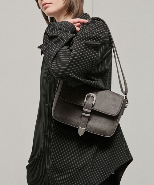 Alfred Alex(アルフレッドアレックス)の「【Alfred Alex】Metal Buckle Belted Mini Shoulder Bag / メタルバックル ミニショルダーバッグ(ショルダーバッグ・メンズ・チャコールグレー/ブラック・FREE)」の22枚目の写真