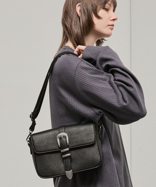 Alfred Alex(アルフレッドアレックス)の「【Alfred Alex】Metal Buckle Belted Mini Shoulder Bag / メタルバックル ミニショルダーバッグ(ショルダーバッグ・メンズ・チャコールグレー/ブラック・FREE)」の3枚目の写真