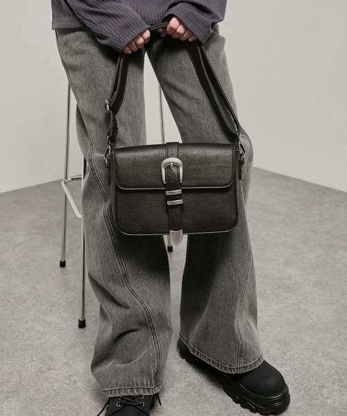 Alfred Alex(アルフレッドアレックス)の「【Alfred Alex】Metal Buckle Belted Mini Shoulder Bag / メタルバックル ミニショルダーバッグ(ショルダーバッグ・メンズ・チャコールグレー/ブラック・FREE)」の4枚目の写真