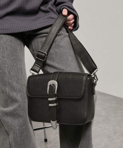 Alfred Alex(アルフレッドアレックス)の「【Alfred Alex】Metal Buckle Belted Mini Shoulder Bag / メタルバックル ミニショルダーバッグ(ショルダーバッグ・メンズ・チャコールグレー/ブラック・FREE)」の5枚目の写真
