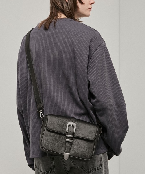 Alfred Alex(アルフレッドアレックス)の「【Alfred Alex】Metal Buckle Belted Mini Shoulder Bag / メタルバックル ミニショルダーバッグ(ショルダーバッグ・メンズ・チャコールグレー/ブラック・FREE)」の6枚目の写真