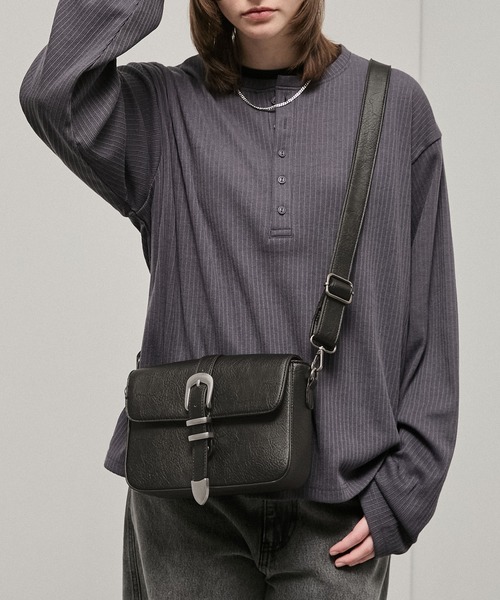 Alfred Alex(アルフレッドアレックス)の「【Alfred Alex】Metal Buckle Belted Mini Shoulder Bag / メタルバックル ミニショルダーバッグ(ショルダーバッグ・メンズ・チャコールグレー/ブラック・FREE)」の7枚目の写真