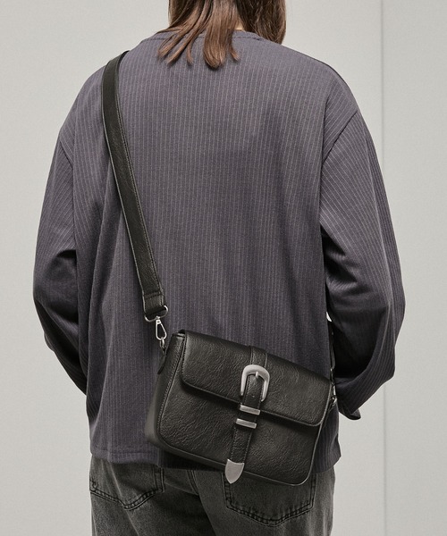 Alfred Alex(アルフレッドアレックス)の「【Alfred Alex】Metal Buckle Belted Mini Shoulder Bag / メタルバックル ミニショルダーバッグ(ショルダーバッグ・メンズ・チャコールグレー/ブラック・FREE)」の8枚目の写真