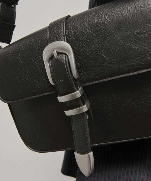 Alfred Alex(アルフレッドアレックス)の「【Alfred Alex】Metal Buckle Belted Mini Shoulder Bag / メタルバックル ミニショルダーバッグ(ショルダーバッグ・メンズ・チャコールグレー/ブラック・FREE)」の9枚目の写真