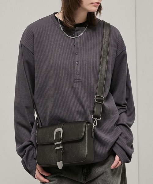 Alfred Alex(アルフレッドアレックス)の「【Alfred Alex】Metal Buckle Belted Mini Shoulder Bag / メタルバックル ミニショルダーバッグ(ショルダーバッグ・メンズ・チャコールグレー/ブラック・FREE)」の10枚目の写真