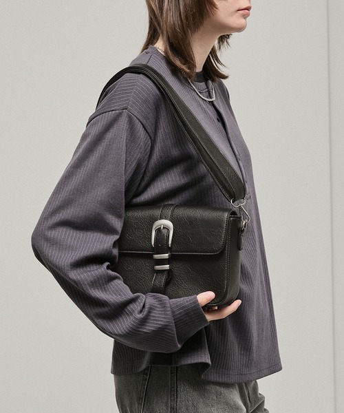 Alfred Alex(アルフレッドアレックス)の「【Alfred Alex】Metal Buckle Belted Mini Shoulder Bag / メタルバックル ミニショルダーバッグ(ショルダーバッグ・メンズ・チャコールグレー/ブラック・FREE)」の11枚目の写真