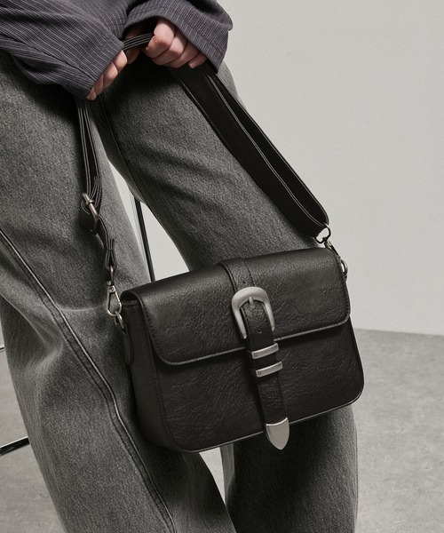 Alfred Alex(アルフレッドアレックス)の「【Alfred Alex】Metal Buckle Belted Mini Shoulder Bag / メタルバックル ミニショルダーバッグ(ショルダーバッグ・メンズ・チャコールグレー/ブラック・FREE)」の13枚目の写真