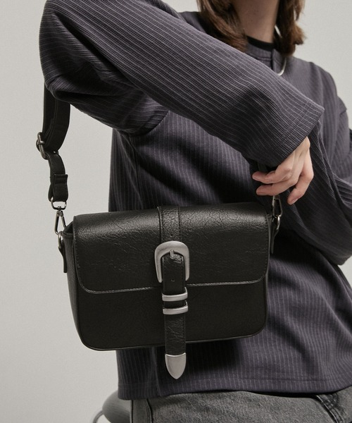Alfred Alex(アルフレッドアレックス)の「【Alfred Alex】Metal Buckle Belted Mini Shoulder Bag / メタルバックル ミニショルダーバッグ(ショルダーバッグ・メンズ・チャコールグレー/ブラック・FREE)」の14枚目の写真