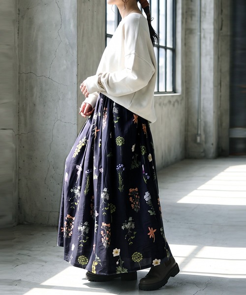 antiqua（アンティカ）の「花柄 フレア ロングスカート（スカート・レディース・ブラック・ONESIZE）」の2枚目の写真