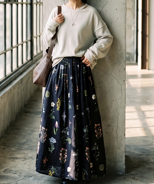 antiqua（アンティカ）の「花柄 フレア ロングスカート（スカート・レディース・ブラック・ONESIZE）」の4枚目の写真