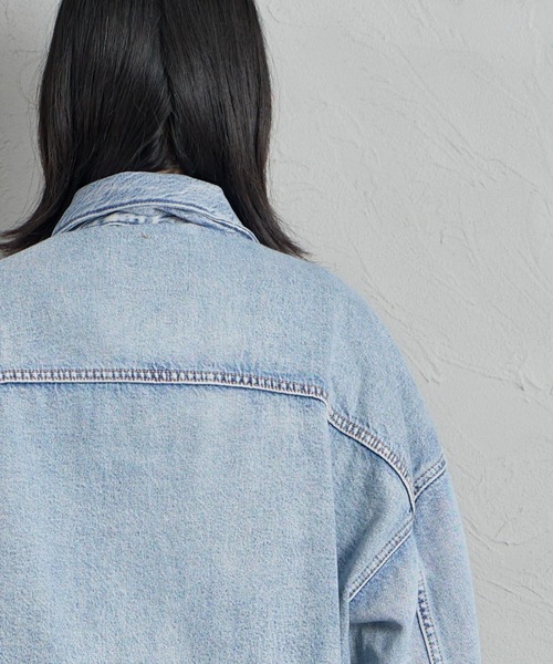 Levi's（リーバイス）の「[LEVI’S/リーバイス] LOOSE CROP TRUCKER デニムジャケット（デニムジャケット・レディース・ライトインディゴブルー/インディゴブルー・S）」の10枚目の写真