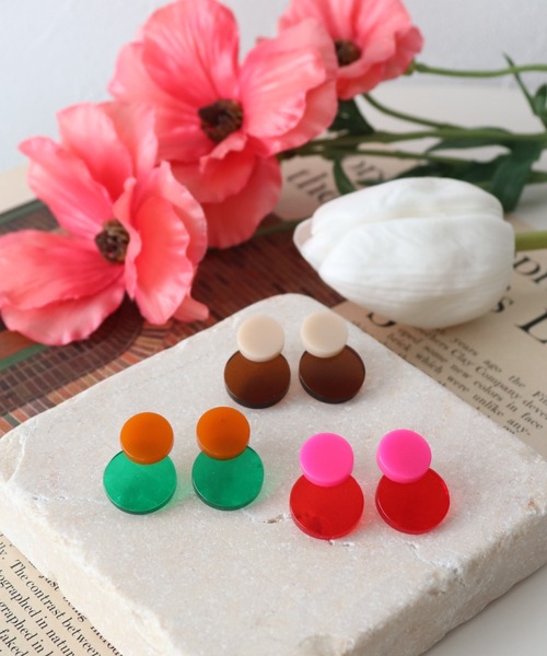 Three Four Time(スリーフォータイム)の「バイカラーアクリルピアス(ピアス(両耳用)・レディース・グリーン/ピンク/ブラウン・FREE)」の1枚目の写真