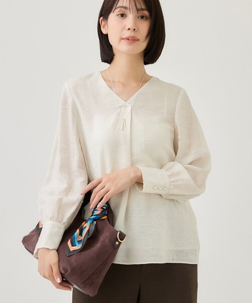 INDIVI(インディヴィ)の「【日本製/シルク混】ジャカードVネックブラウス(シャツ/ブラウス・レディース・オフホワイト/ブラック・40/36/38)」の1枚目の写真