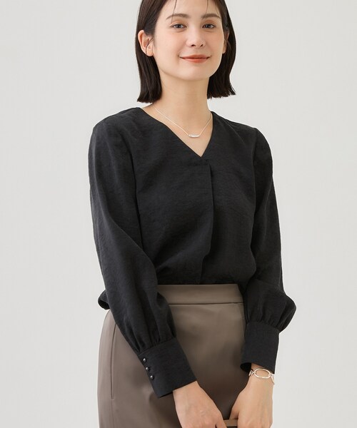 INDIVI(インディヴィ)の「【日本製/シルク混】ジャカードVネックブラウス(シャツ/ブラウス・レディース・オフホワイト/ブラック・40/36/38)」の2枚目の写真