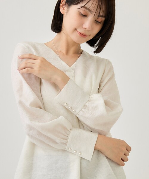 INDIVI(インディヴィ)の「【日本製/シルク混】ジャカードVネックブラウス(シャツ/ブラウス・レディース・オフホワイト/ブラック・40/36/38)」の4枚目の写真