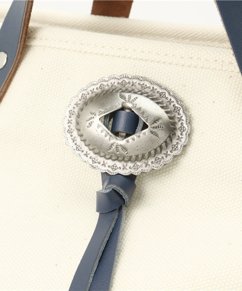 Khaju(カージュ)の「casselini: コンチョトート(トートバッグ・レディース・ネイビー/シルバー・ONE SIZE)」の4枚目の写真