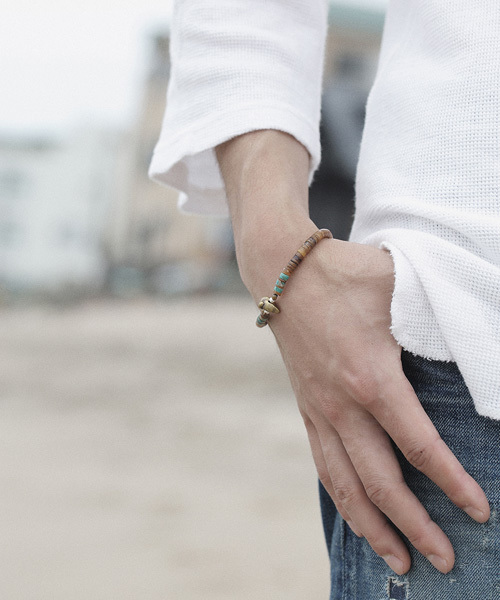 SunKu（サンク）の「Heishi Shell Bracelet（ブレスレット・メンズ・ホワイト/ブラウン/ダークブラウン・FREE）」の5枚目の写真